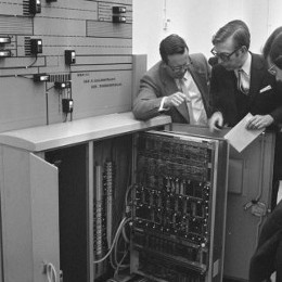 Oude foto van mannen bij een oude mainframe