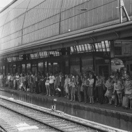 Wachtende mensen op een station