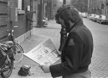 afbeelding van soldaat die de krant leest