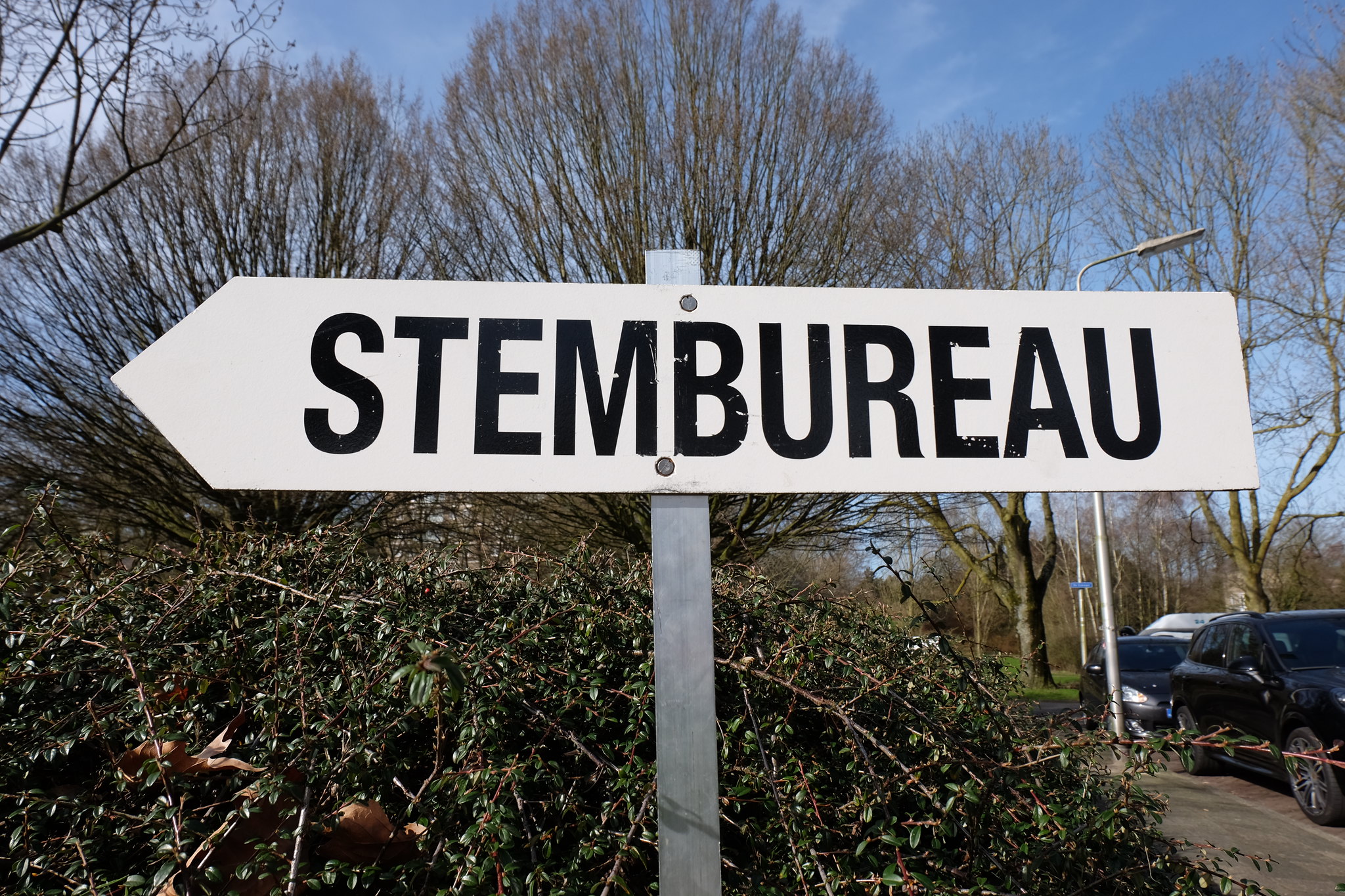 bord in de vorm van een pijl met de tekst stembureau erop