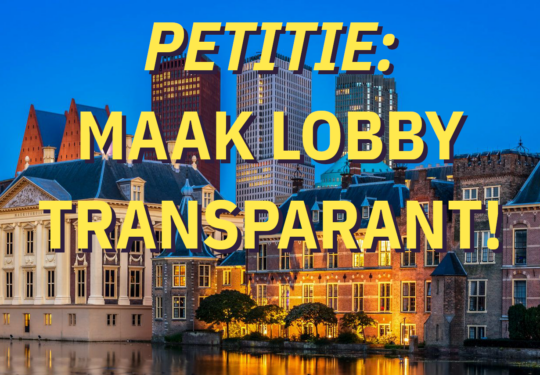 Binnenhof met de tekst 'Petitie: maak lobby transparant'