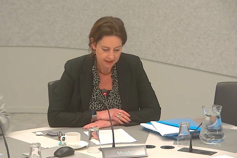 Minister Uitermark tijdens commissiedebat