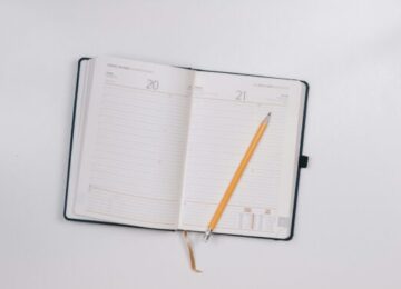 Lege papieren agenda met potlood