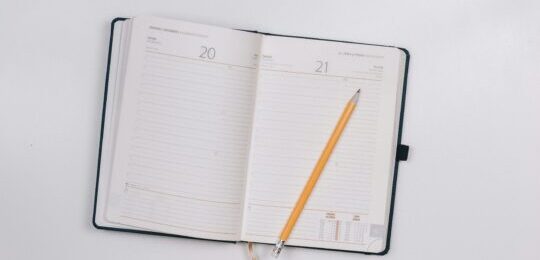Lege papieren agenda met potlood