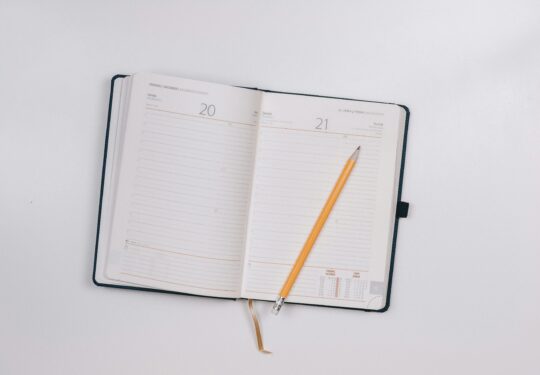 Lege papieren agenda met potlood